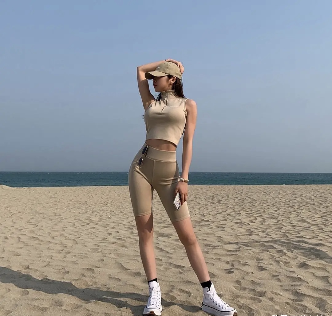 就聊一下|去海边何必要穿比基尼？多穿运动套装也很美，尽显完美好身材