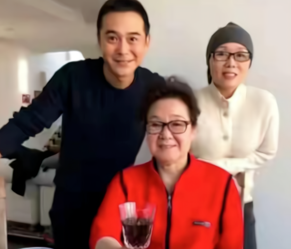 吴琼|相差十五岁“姐弟恋”,断绝父子关系也要在一起,现在却让人羡慕