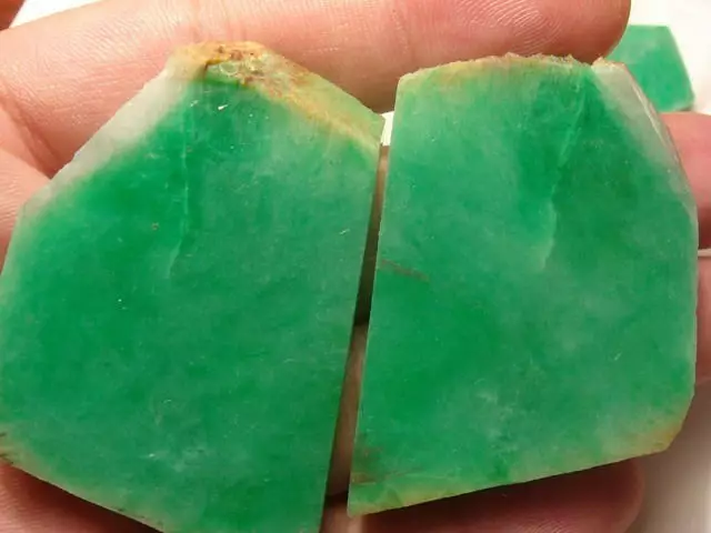 翡翠|为什么翡翠切涨生怕世人不知道，和田玉却是闷声发大财？