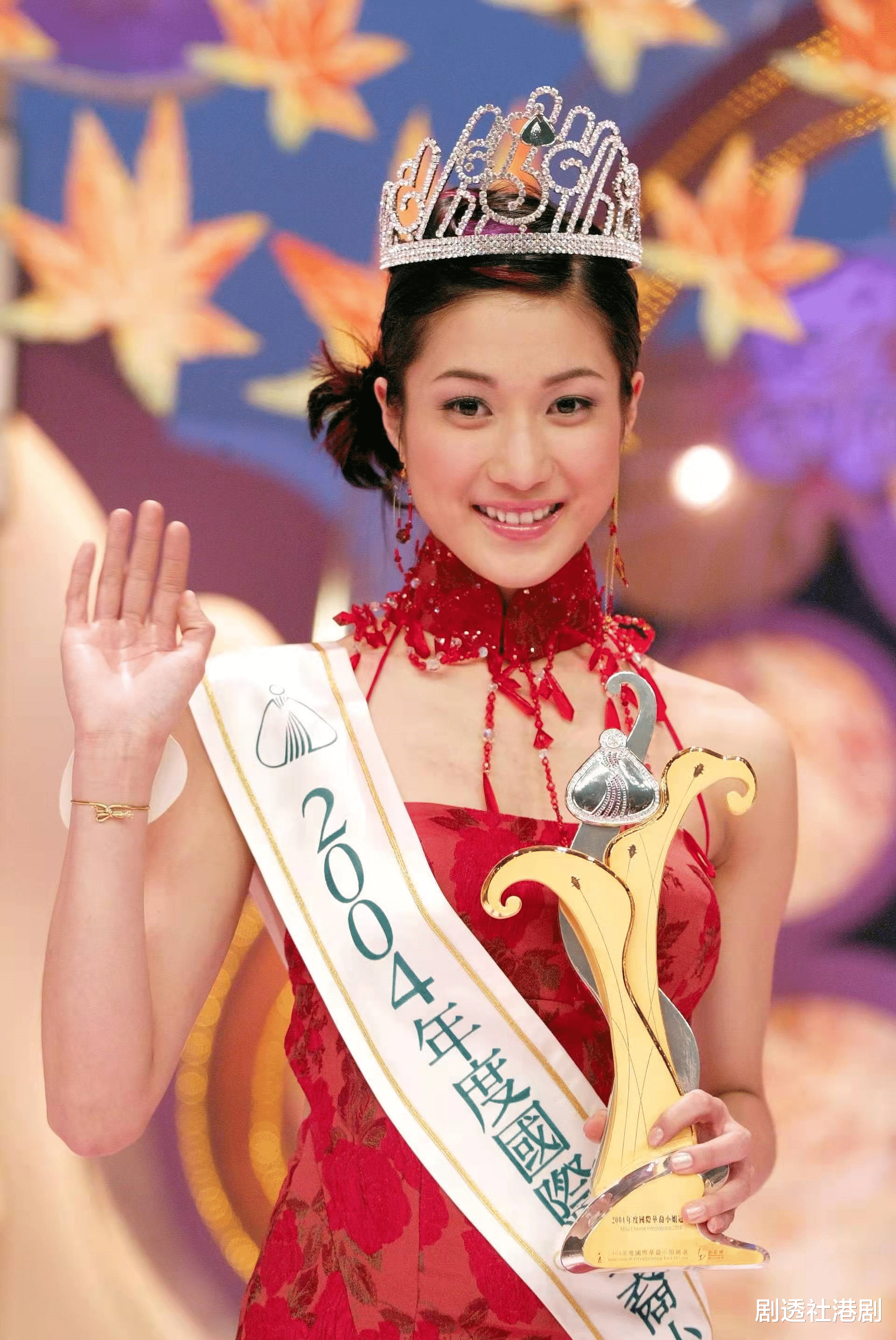 陈乔恩|离谱！钟嘉欣再次陪跑无缘TVB视后，网友闹爆：下次别忽悠她拍戏了