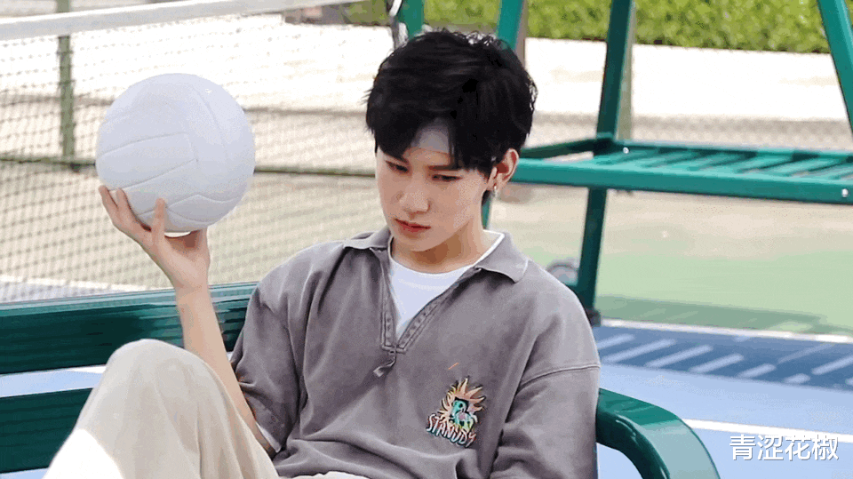 张真源|何炅曝张真源被中戏录取，忧郁表情神似朱一龙，巴蜀少年未来可期