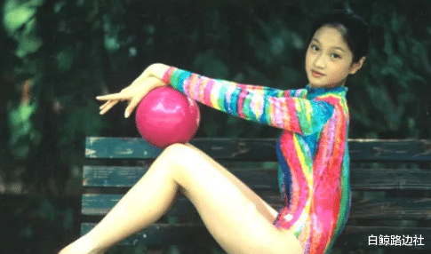 沈佳妮|朱亚文妻子现身外滩！和女儿雨中赏景拍照，38岁沈佳妮素颜似少女