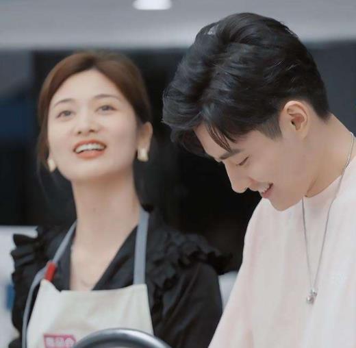 洪成成|《心动4》女嘉宾集体过平安夜，洪成成一人缺席，小孔隔空回应