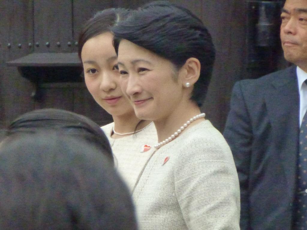 何家劲 丈夫和公公在一周内自杀，涉嫌诈骗，为何没人敢动真子公主的婆婆