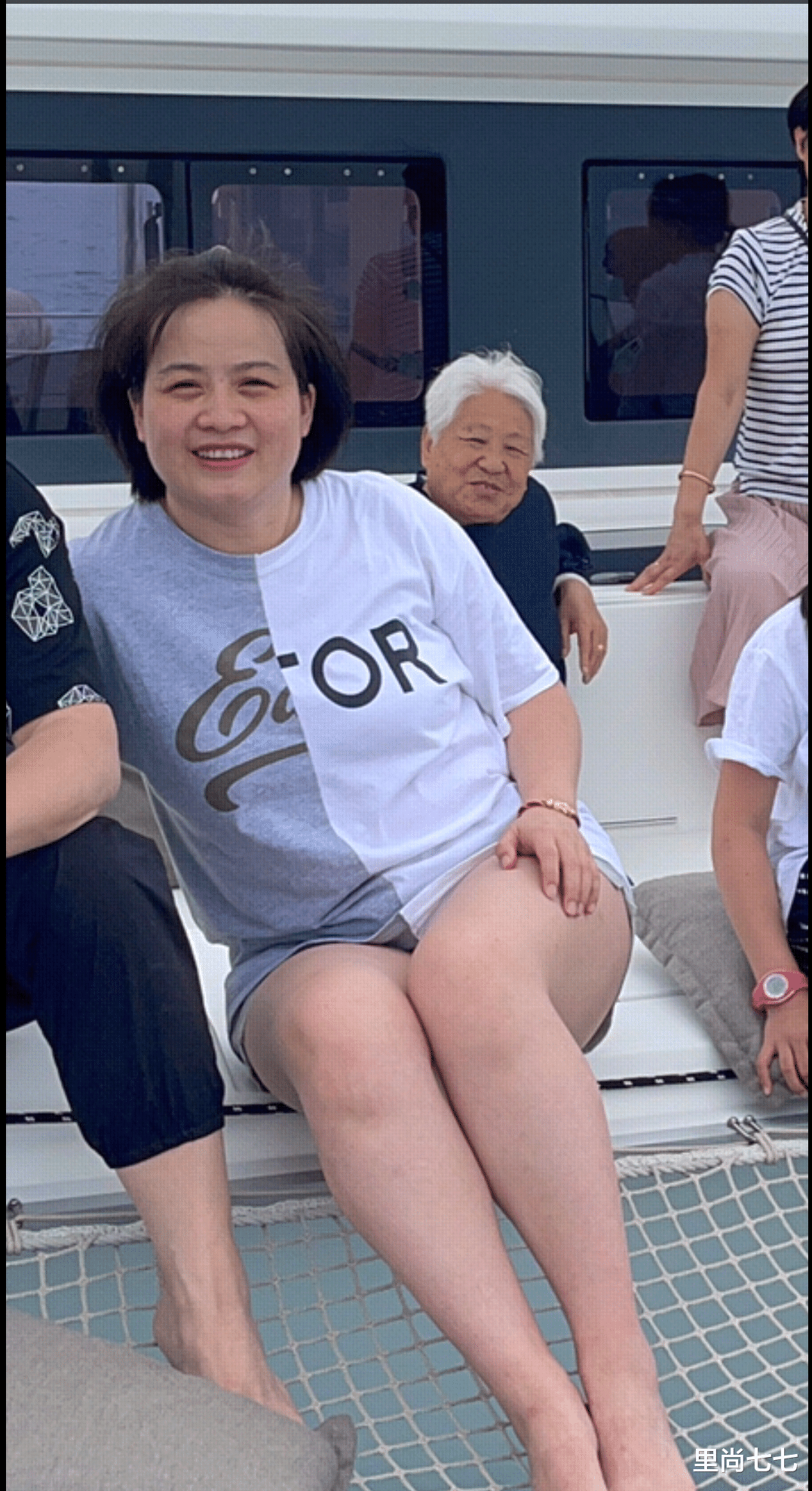 岳云鹏|小岳岳三代同游，俩女儿露正脸妻子蓄长发，姐姐富态母亲高调炫富