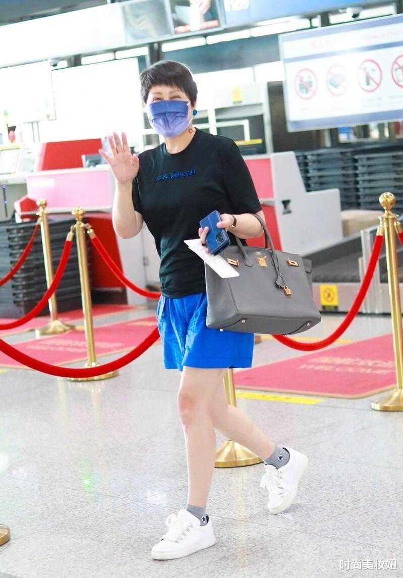 时尚美妆妞|张凯丽真不是普通的“老人”，穿T恤配沙滩裤，拎10万包真豪气