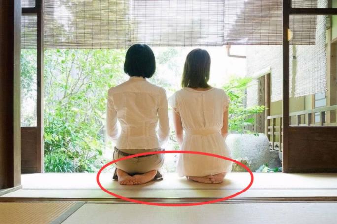 日本人进屋就要脱鞋,若遇到“脚臭”的客人该怎么办?早有了解决方法