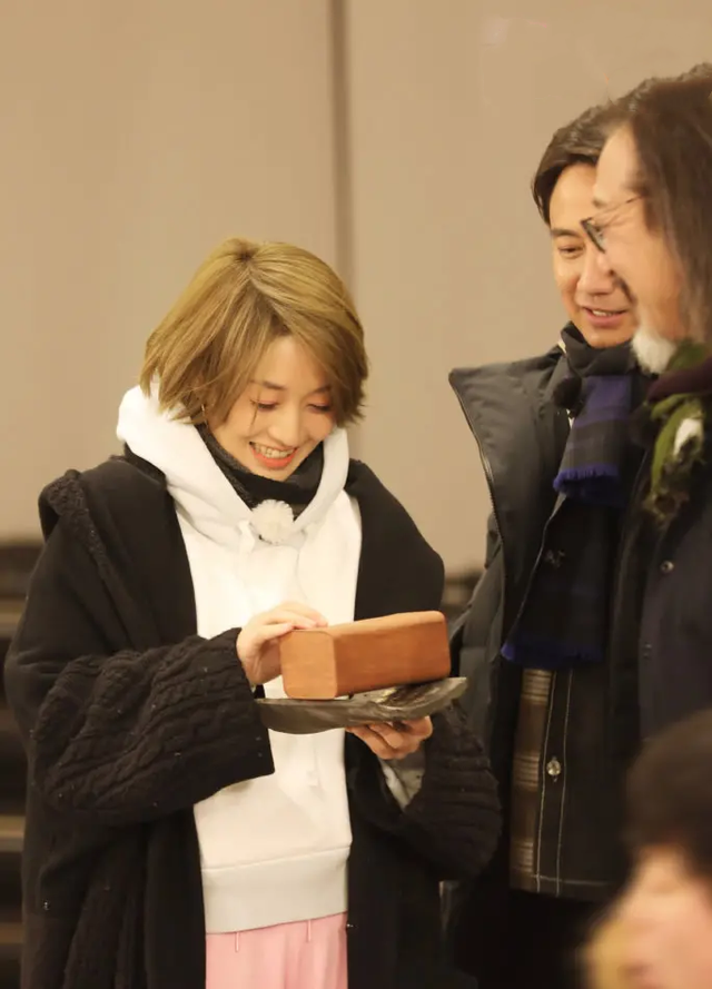 大衣|马伊琍真是一股清流，大衣都起球成这样了还穿，配新发型还挺时髦