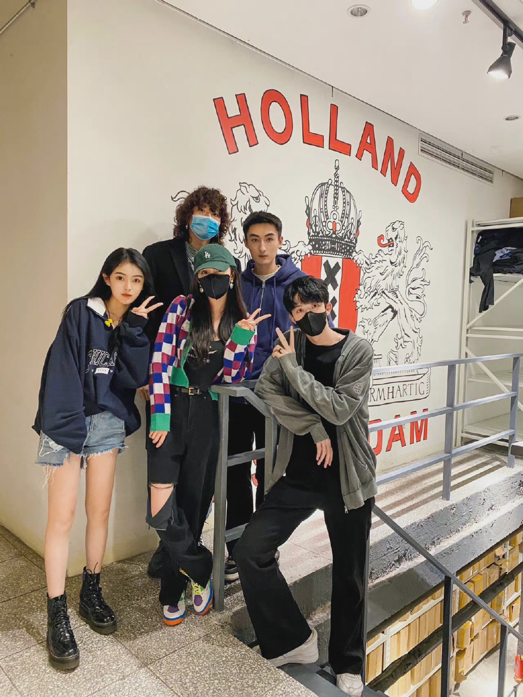 杨幂|杨幂三里屯逛街再被偶遇，露小蛮腰秀长腿，配合拍照毫无明星架子