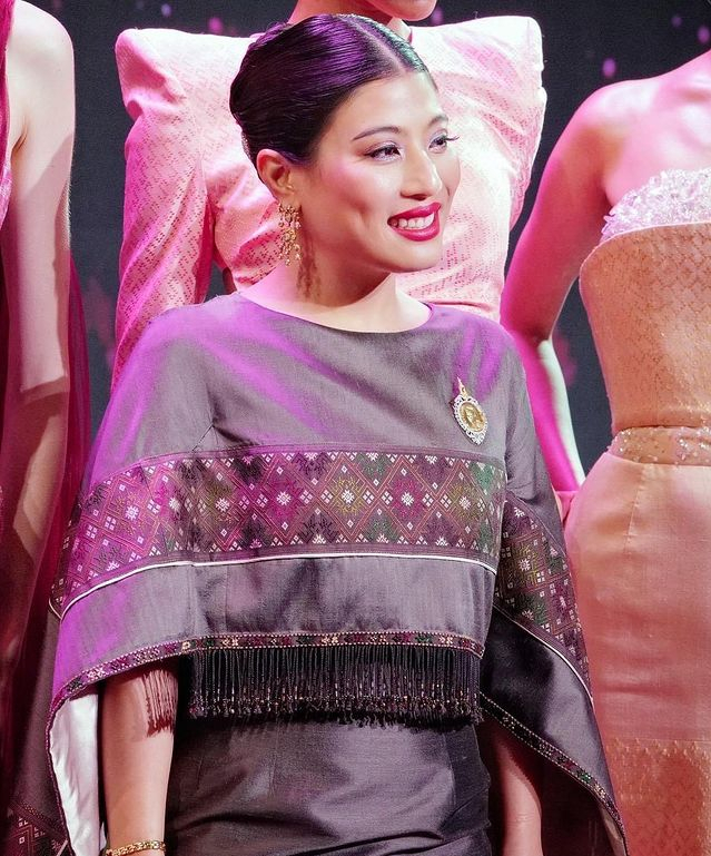 全球时尚风行 泰王小公主闪耀晚会太美！穿斗篷泰服霸气如女王，赢了王后和贵妃