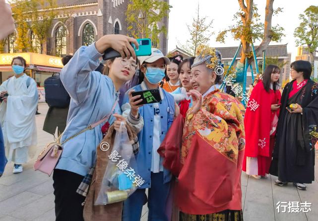 京剧|77岁“汉服奶奶”人气火爆，一出场就被粉丝团团围住，抢着拍照