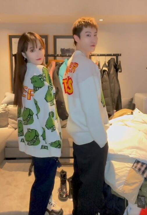 赵本山|赵本山女儿豪宅内直播，男友当工具人，31岁还撒娇吻球球手甜齁