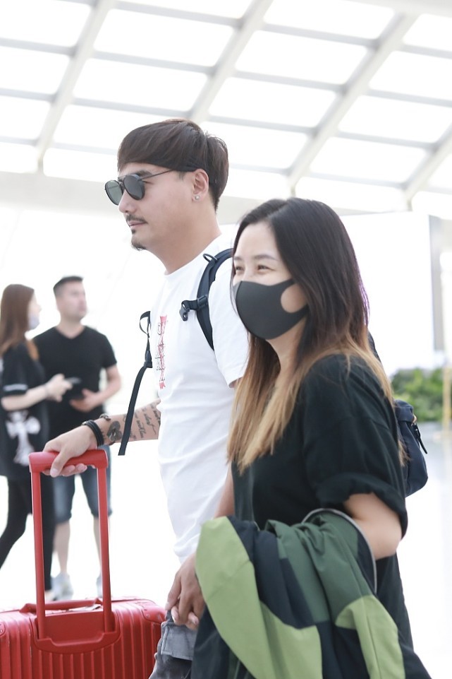 穿衣搭配|何洁和刁磊也太恩爱了，一起发胖还有点萌，看着真登对