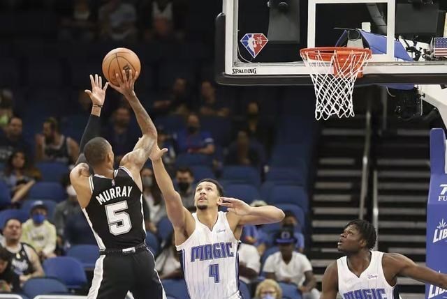 宓孤林|末节轰10分4封盖险些带队逆转马刺！6号秀兑现天赋，萨格斯仅4分