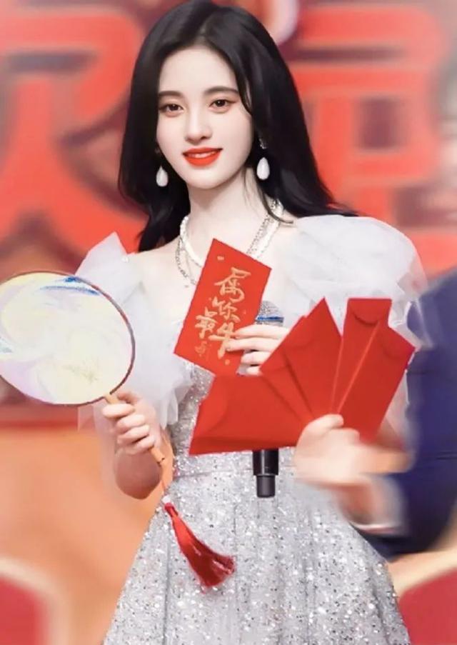 春晚|春晚斗艳：杨幂红裙紧绷凹凸，虞书欣抹胸蕾丝，热巴吊带艳压全场