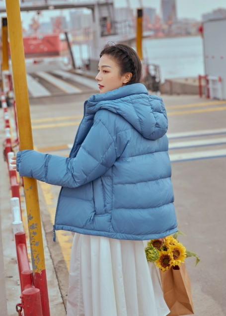 何有强 羽绒服别光买黑白灰,今年流行这件“婴儿蓝”,显白还很减龄!