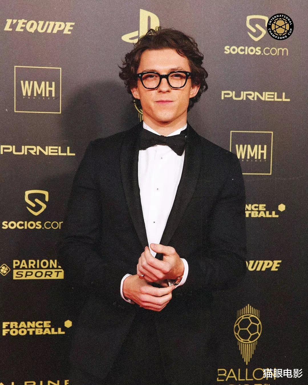 赞达亚|荷兰弟带赞达亚亮相，跟女友合影不用绅士手，裙子后背开洞刚好放手