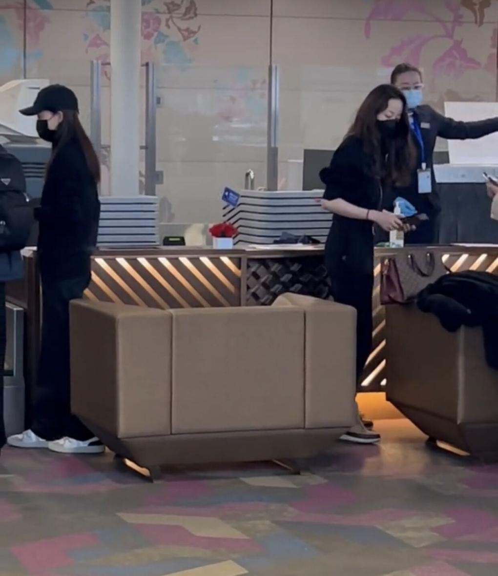 韩雪|张小斐韩雪机场偶遇,气质美女同框好养眼,打扮低调黑衣显苗条