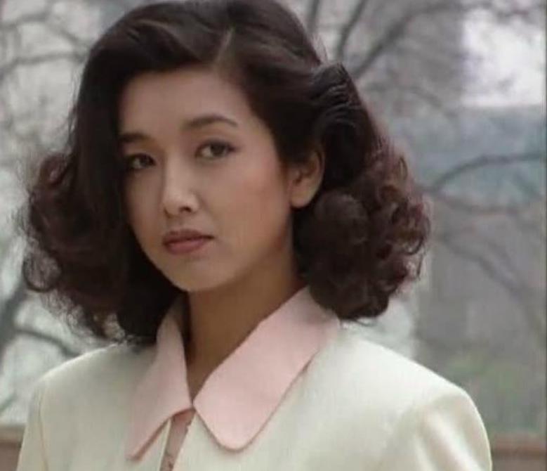 排毒 看了江珊的这款发型，突然发现：“中年女性剪短发，减龄不过时”