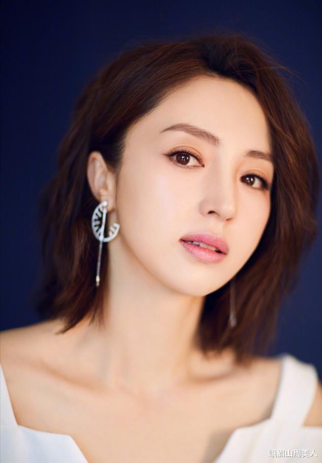 峨眉山周美人|42岁的董璇状态太好了,穿民国白婚纱晒自拍,精致优雅又迷人