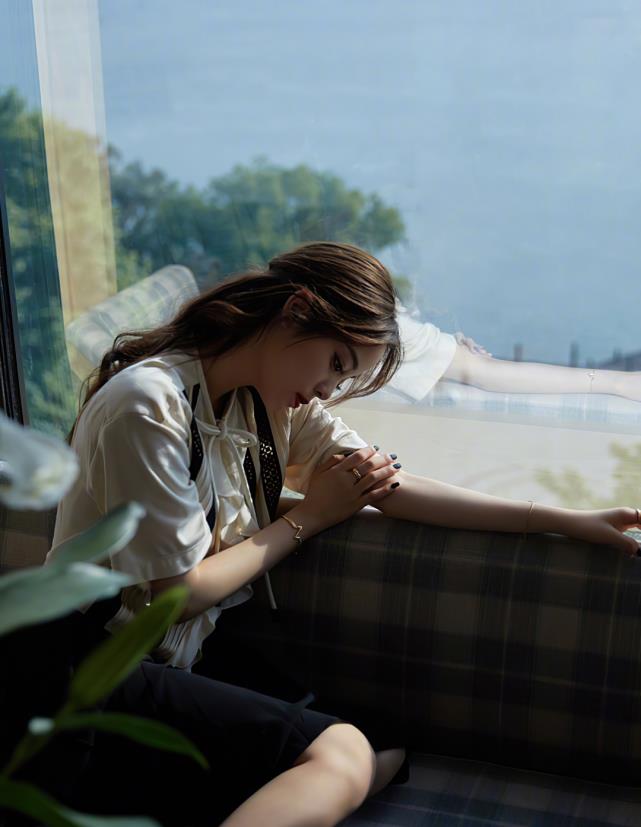 直男|欧阳娜娜玩换装，镜子前凹造型被照出真实身材，肉肉腿成直男最爱