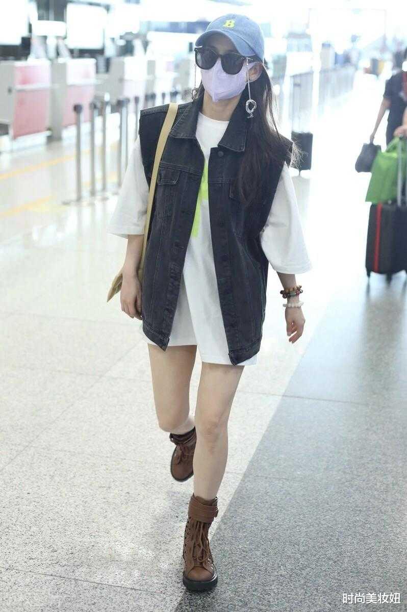 时尚美妆妞|黄圣依真不像“阔太”,穿牛仔马甲配T恤玩下衣失踪,洋气减龄