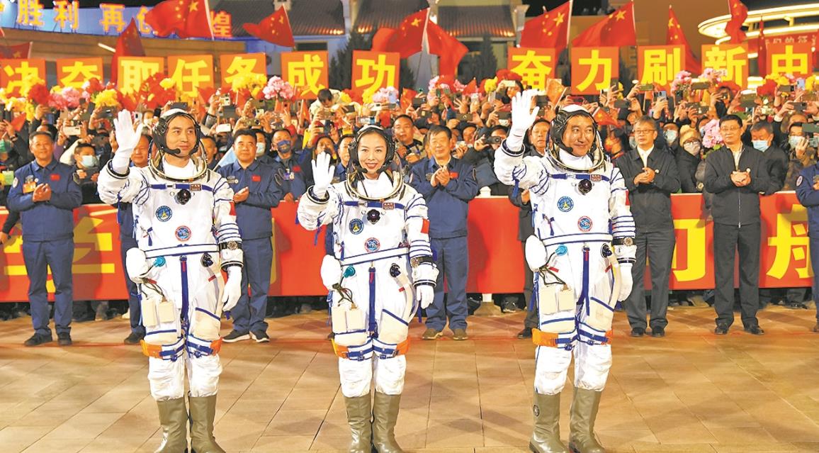 神舟十二号航天员提的箱子装的是什么,为何神舟十三号的没有?