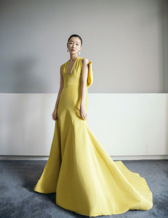 周梓倩|董璇北影节造型引热议，女星红毯照修图前后对比，谁的颜值最抗打