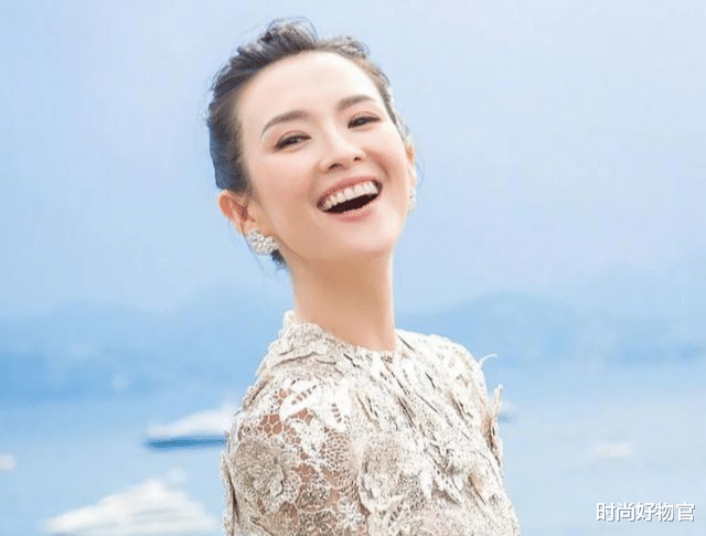 时尚好物官|网友偶遇章子怡接女儿放学，私下打扮接地气，素颜却不忘画眉毛