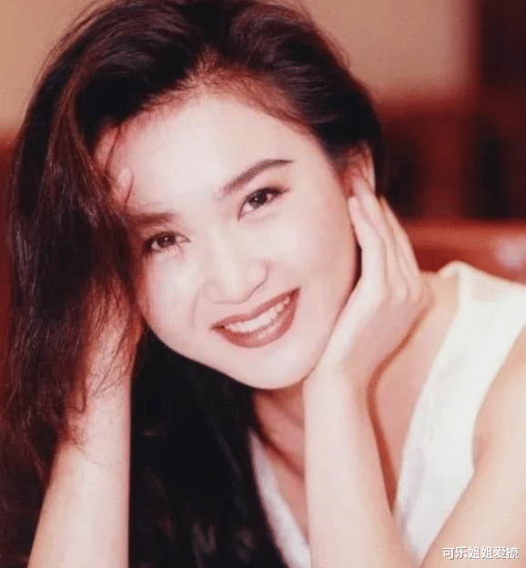 黑色素|温碧霞为什么多年不换发型？当她撩起头发的那一刻，暴露了原因！