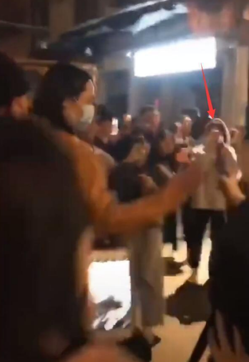 杨幂|杨幂坐玛莎拉蒂拍戏，对雪糕融化不满意，一脸嫌弃地扔给工作人员