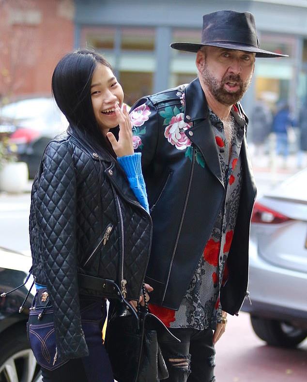 冯提莫|57岁凯奇带日本小娇妻外出购物 网友：她笑起来真丑