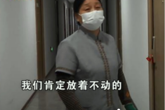 番禺|杭州：小情侣吵架把礼物当垃圾扔掉，逼保洁阿姨赔钱：你没长眼吗