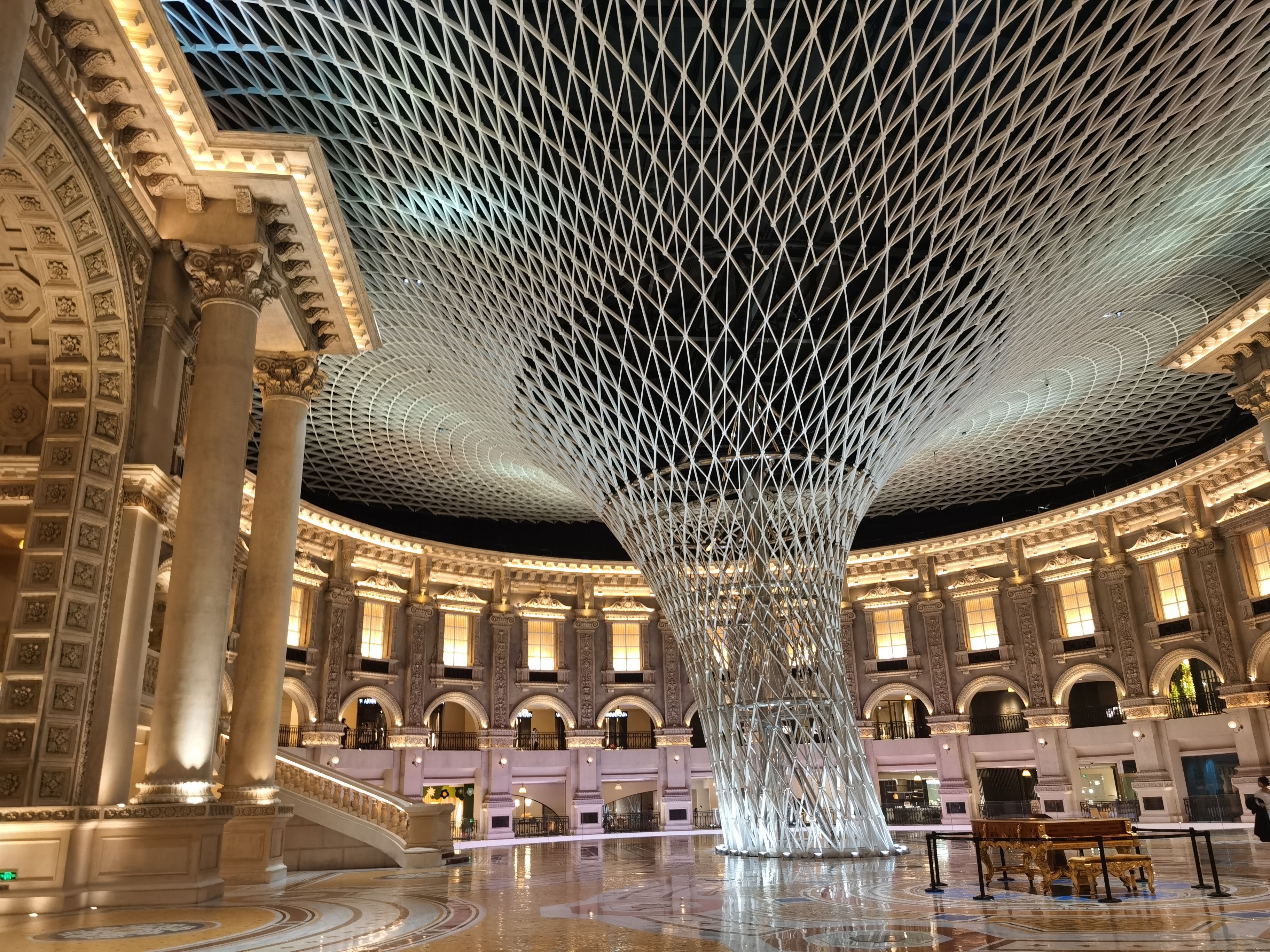 罗浮宫家居,虽然名字有些浮夸,但却是顺德家具商贸的典范