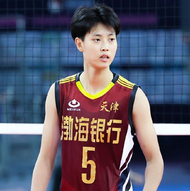 女排联赛|见奇效，女排联赛两场半决赛都被换人发球杀死，发球的都是年轻人