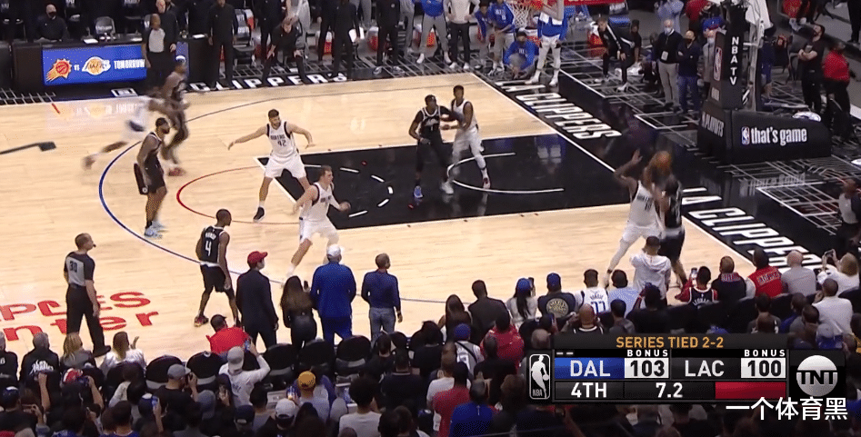 快船队|隆多为何怒视小卡？暂停布置战术，场上4人都不听，快船输得不冤