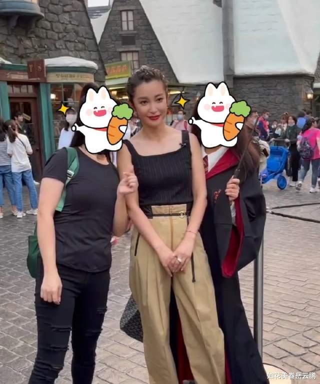 生图|明星扎堆去环球影城，生图和精修图差别太大了，关晓彤又被吐槽土