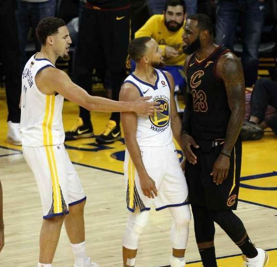 勒布朗·詹姆斯|韦德：NBA现役只有两个人进名人堂+退役球衣+立铜像，杜字不够格