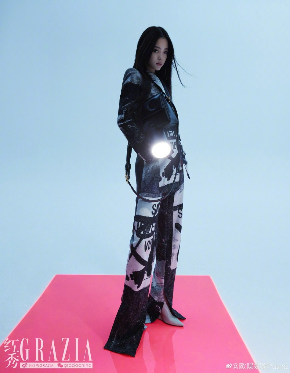 欧阳娜娜|欧阳娜娜穿蓝色西装 眼神坚毅表现力十足