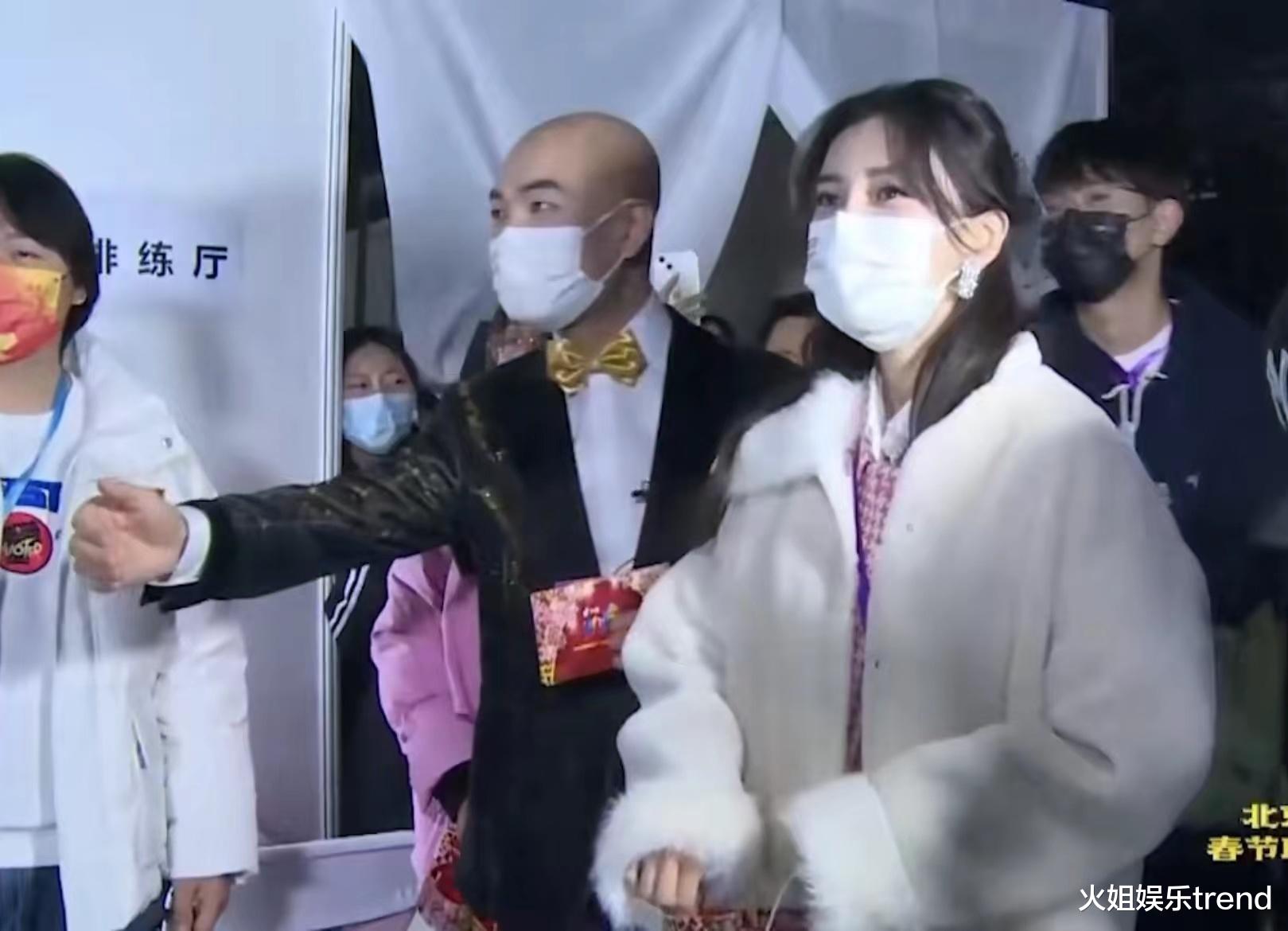 Angelababy|Angelababy妈味越来越浓了，北京春晚后台到处送糖葫芦