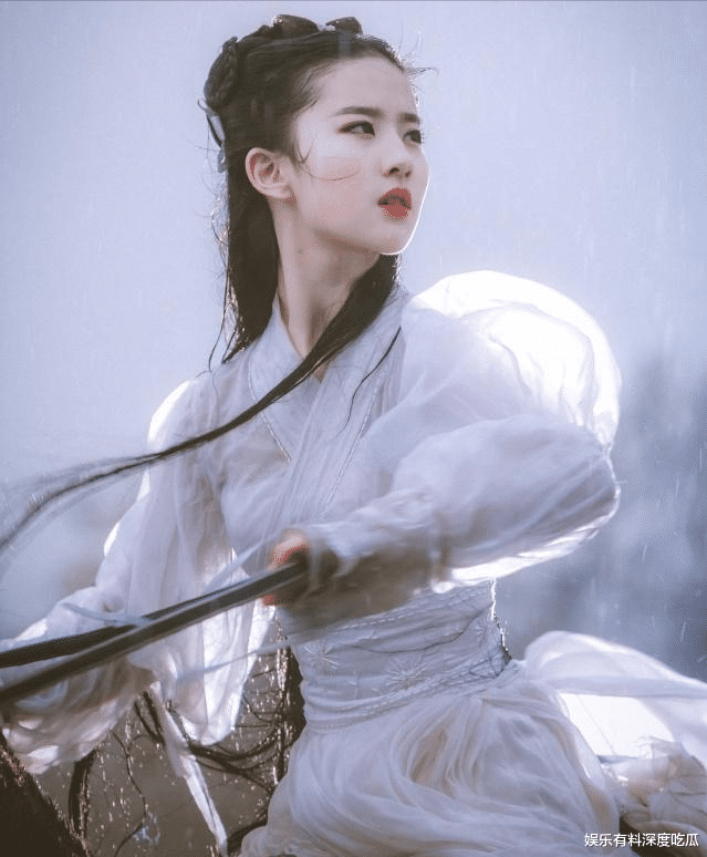 刘亦菲|刘亦菲现身机场，“小香风”外套优雅迷人，神采飞扬尽显国际范儿