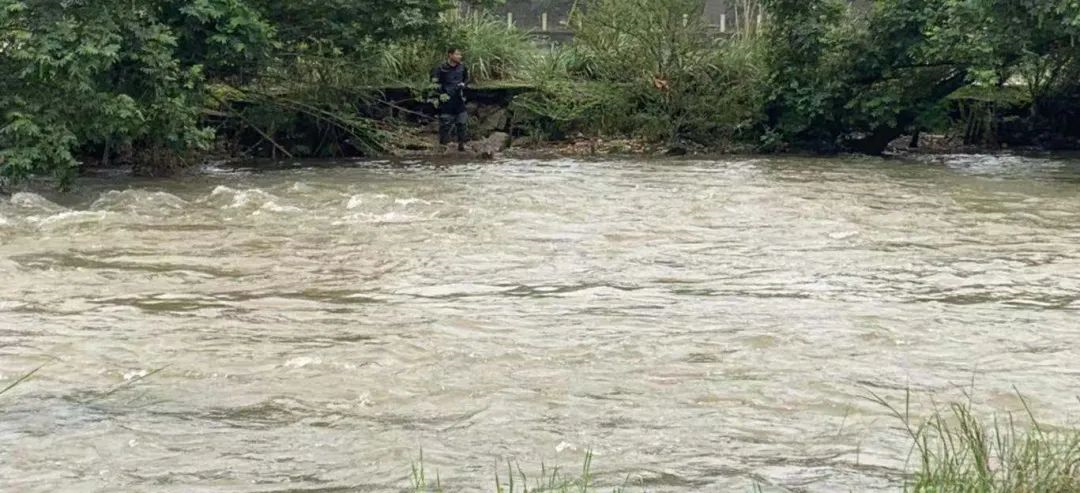 浏阳|浏阳一男子因钓鱼被困“孤岛”，强行脱困未果，警民协作成功被救