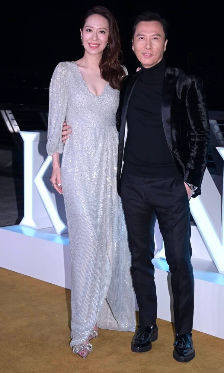 甄子丹|甄子丹夫妇夹击献吻幼子，14岁甄济嘉身高超爸爸，外婆穿短裤长靴