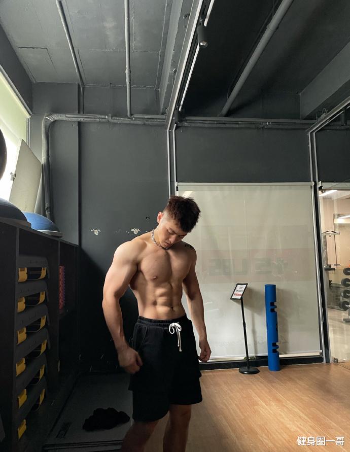 健身圈一哥 黝黑色肌肤健身教练，酷酷的巨蟹座大男孩，一身腱子肉帅气逼人！