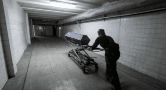 |殡仪馆扛尸员日薪1600，却仍难招人，看到招工简章后网友释然