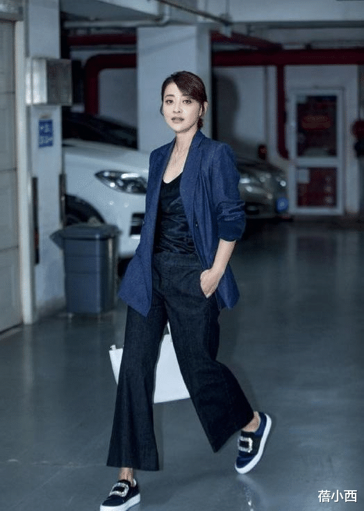 蓓小西|梅婷瘦出尖下巴，穿吊带连衣裙气质优雅，减肥成功像换了个人似的