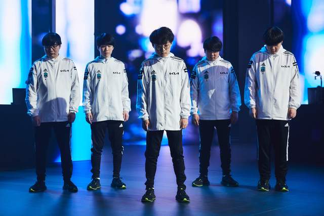 许秀|DK险胜T1，国外网友热议：Showmaker是世界最强选手