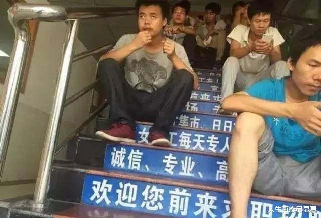 女孩 流浪女孩穿高跟鞋与垃圾为伴，气质出众却睡姿别扭，向生存妥协