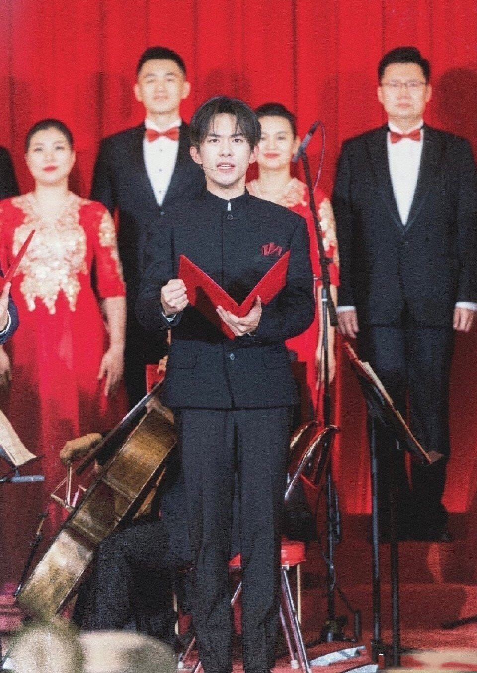 易烊千玺|易烊千玺缺席跨年晚会的秘密揭晓：和刘德华一起上《新闻联播》