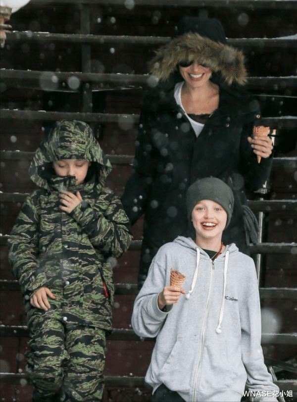 希洛|安吉丽娜大女儿终于“变回女装”！性感厚唇深邃蓝眼，女神范初现